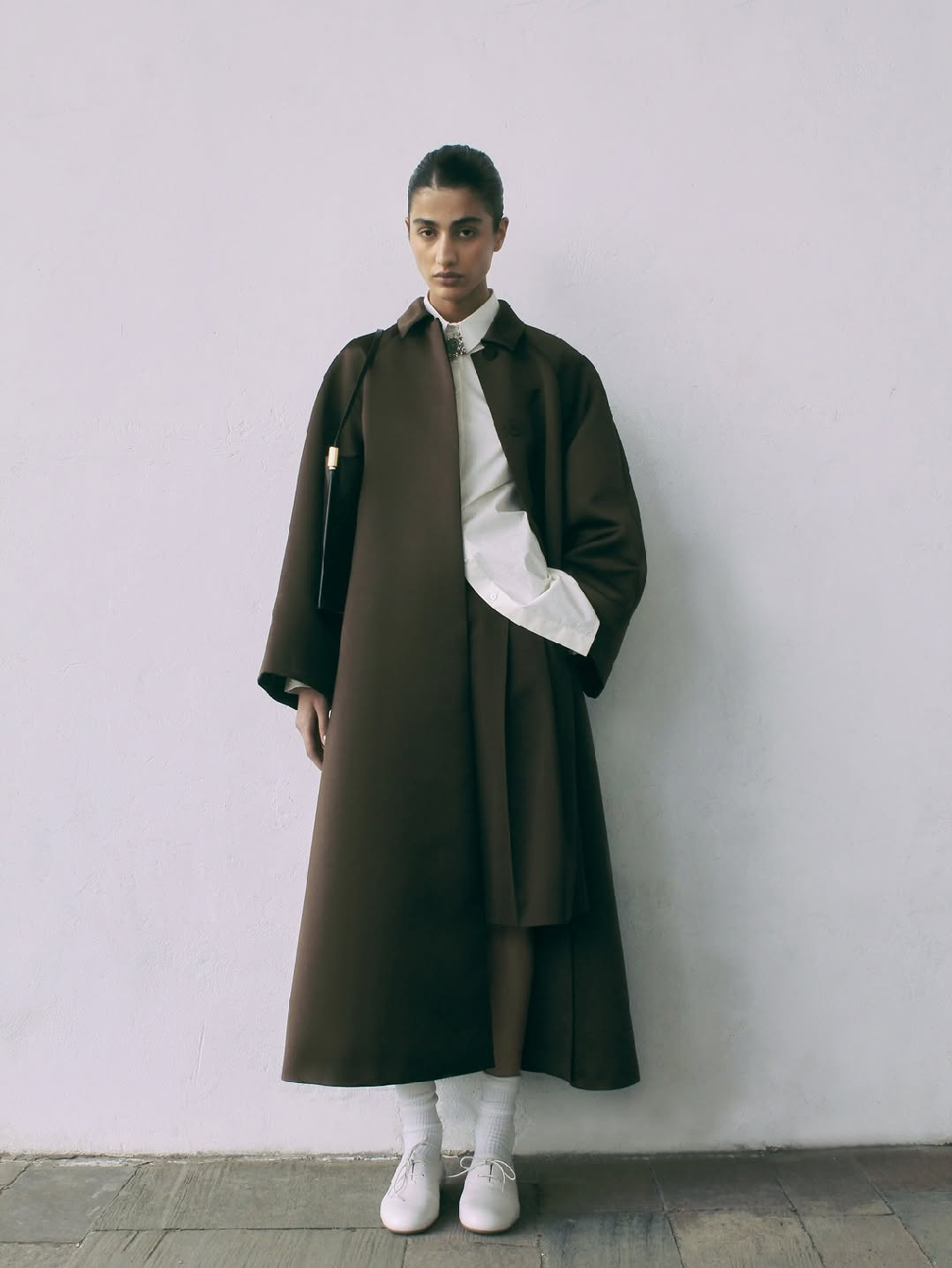 Императорская изящность, в сюжетах современного города. Плащ с деликатным блеском обволакивает комфортом, раскрывая новые грани женственности.

Актуальные модели с историческими мотивами доступны на 1811stores.com