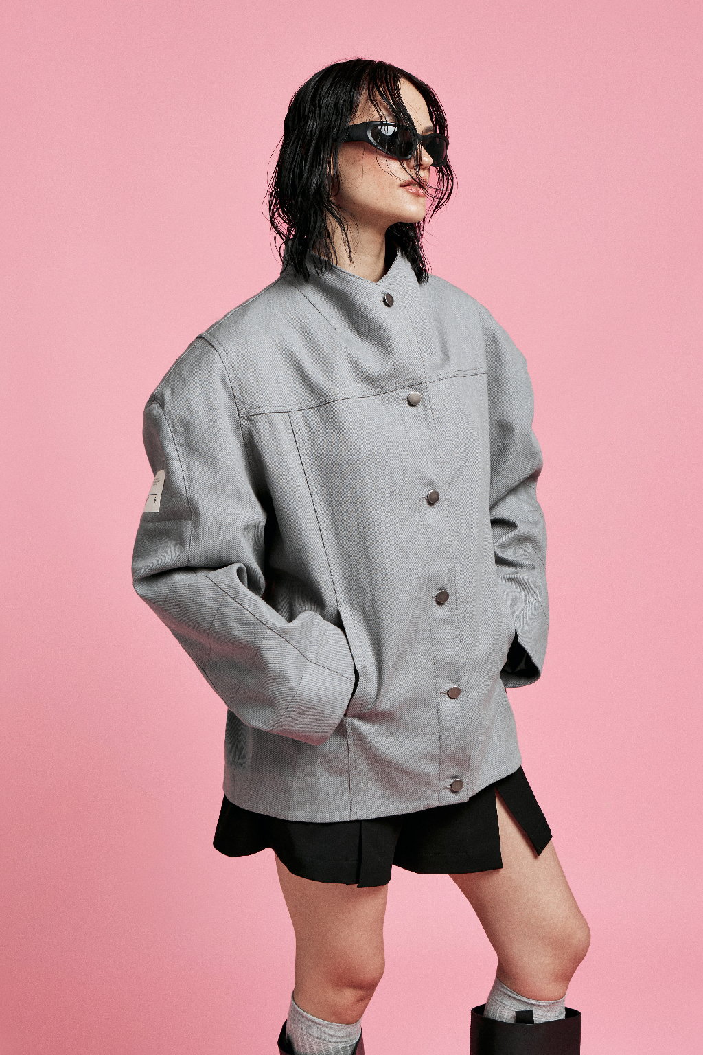 Культовая куртка из денима, которая сочетает в себе нотки брутальности и женственности.