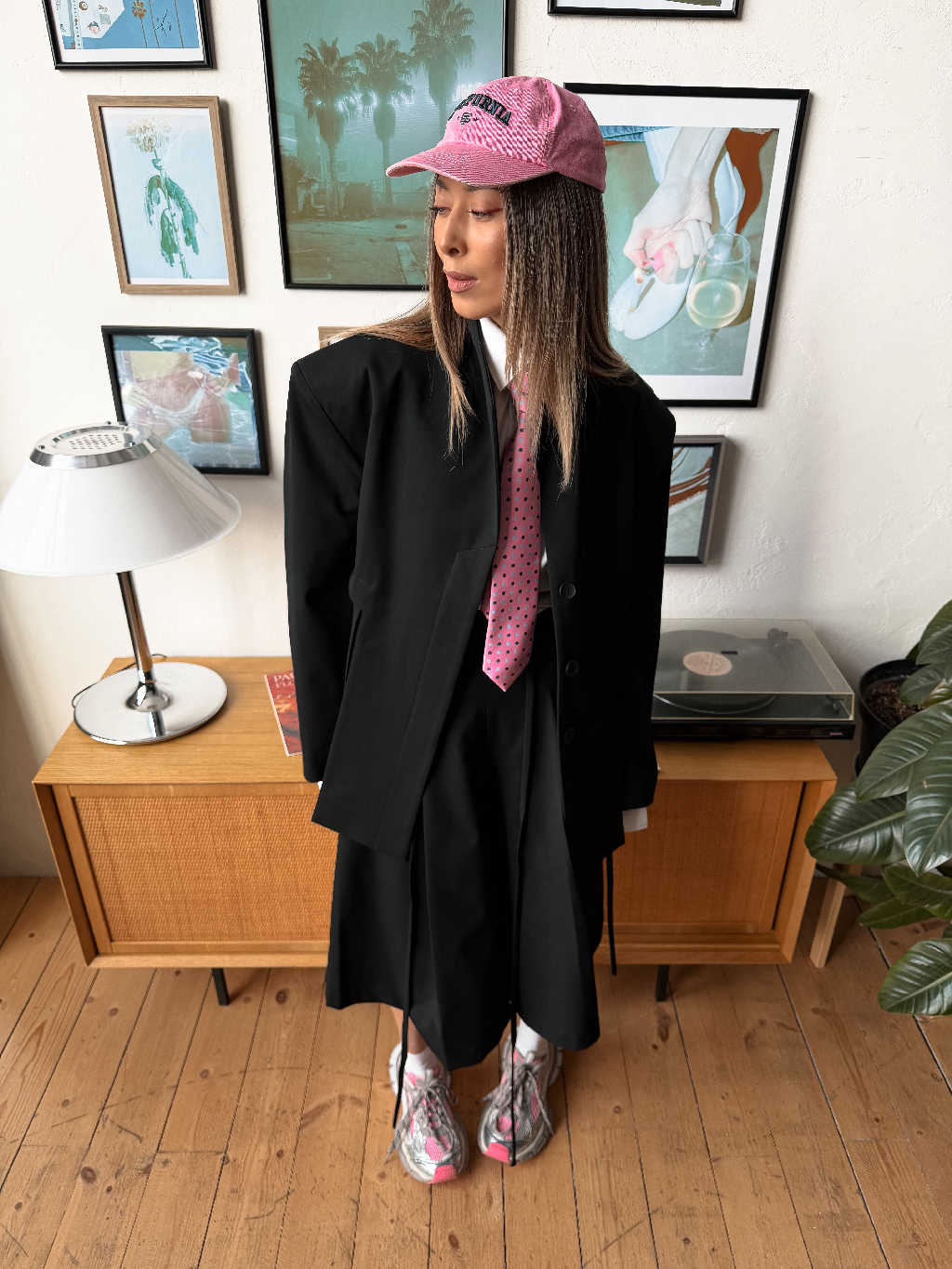 На первый взгляд образ простой, но стоит присмотреться и он раскрывается иначе.
Графичный жакет DNK показывает характер, который пересенчив, как и сам жакет.
А бермуды лишь продолжают месседж.
Добавляем ярких цветов и вуаля!  