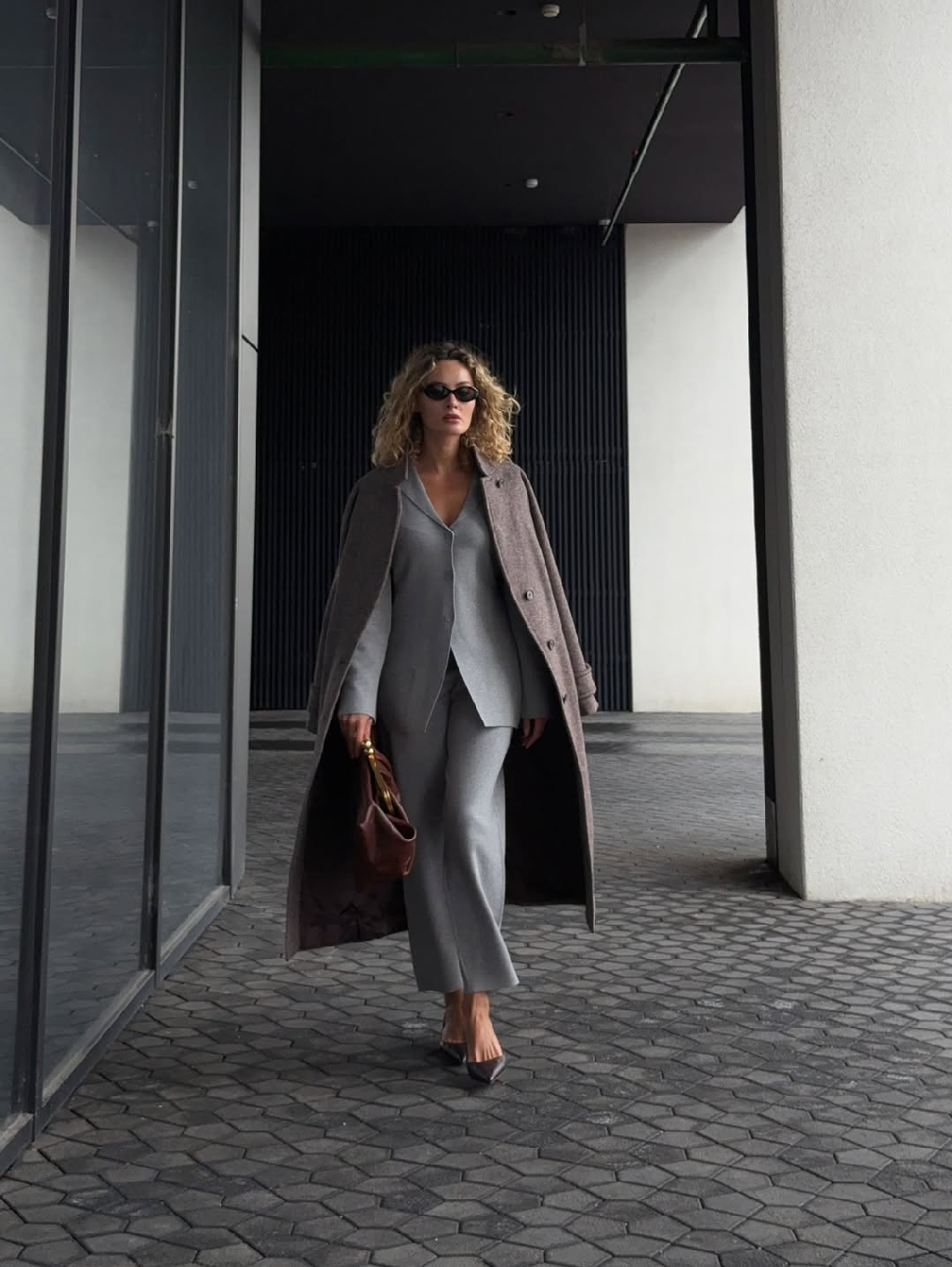 Осенью хочется чаще экспериментировать с цветами и фактурами — создаем комфортные сочетания для прохладной погоды и расставляем яркие акценты, чтобы поднять настроение себе и окружающим.