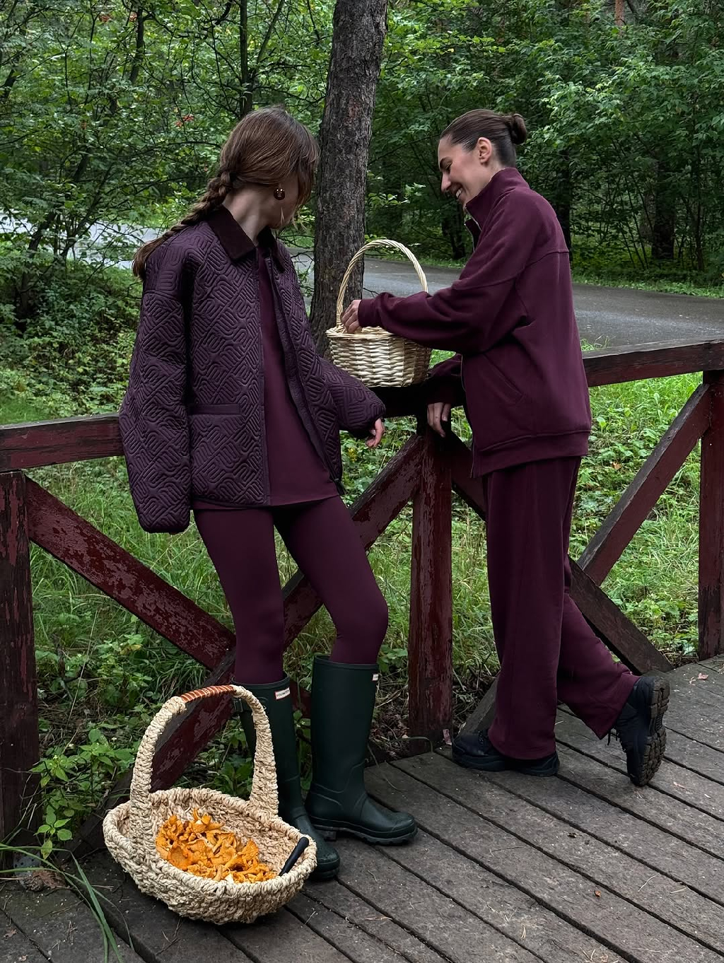 Настроение этой осени - новые начинания.
Так, наша команда решила отправиться за грибами - первый раз в жизни. Стоит сказать, к этой поездке мы подготовились как следует: запаслись теплой одеждой и удобной обувью, в которой можно долго ходить по лесным тропинкам, не чувствуя усталости. Наши корзины были полны грибов, а фотопленка - атмосферных кадров, которыми теперь мы делимся с вами.