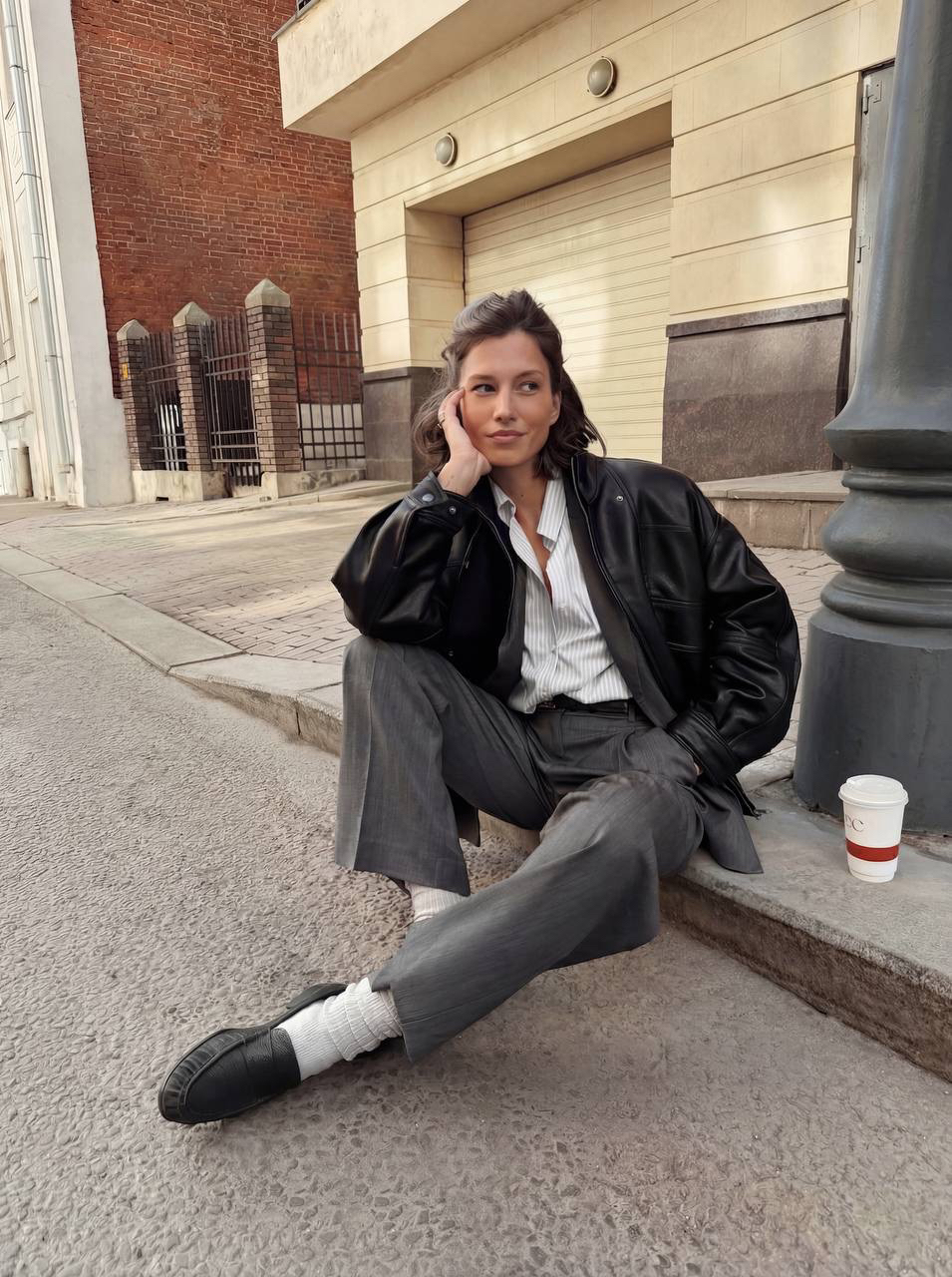 Эстетика минимализма в образе друга бренда Дарьи Кос 

Даша обыгрывает классику, сочетая серый костюм из прямых брюк и двубортного жакета с рубашкой в полоску и бомбером из экокожи.

Объемный крой и контрастные фактуры задают образу абсолютно новый характер, превращая деловое сочетание в универсальный вариант для непредсказуемого сценария дня.

Эти и другие модели для ваших весенних планов — на сайте, в приложении и магазинах 2MOOD