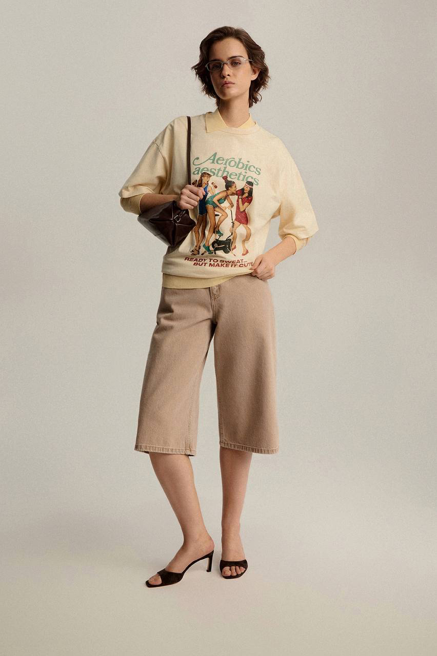 Как сочетать модели из коллекции «Игра настроений» — идеи от стилистов 2MOOD

В такой снегопад мысли только о весне. Визуализируем теплые дни и собираем образы на новый сезон.

В качестве верха выбираем сразу два слоя — поло с длинным рукавом и объемную футболку с винтажным принтом. Такой прием создает легкую небрежность. Бермуды из денима в сочетании с мюлями на среднем каблуке визуально вытягивают силуэт и балансируют пропорции.