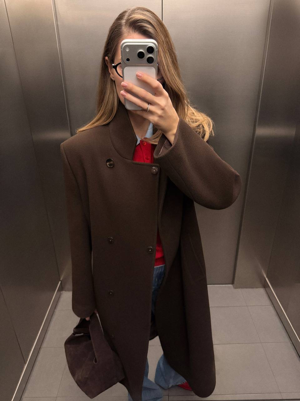 Как носить красный с коричневым: два приема от стилиста 

Забываем про правила «бежевого нейтралитета» и учимся работать с цветом, выбирая контрастную палитру. 

• Двубортное пальто из шерсти и замшевая сумка в оттенке шоколад требуют «вспышки». Красный джемпер-поло с воротничком — отличный выбор. 

• Сочетаем широкие джинсы с рубашкой в клетку, создавая мягкий градиент коричневого. Чтобы образ не казался слишком спокойным, добавляем красную сумку. 