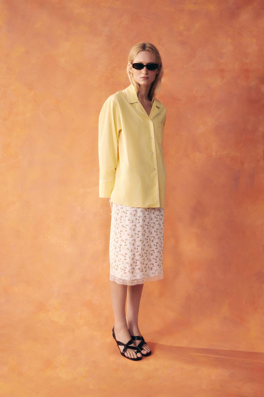 Новая коллекция 2MOOD — готовые сценарии вашего идеального лета 

Мы продумали модели так, чтобы вы могли легко сочетать их между собой. Делимся идеями образов: 

Цветочная юбка с кружевом в паре с желтой рубашкой в пижамном стиле — легкий, свежий образ с ноткой романтики; 

Соберите свою летнюю капсулу — на сайте, в приложении и магазинах 2MOOD