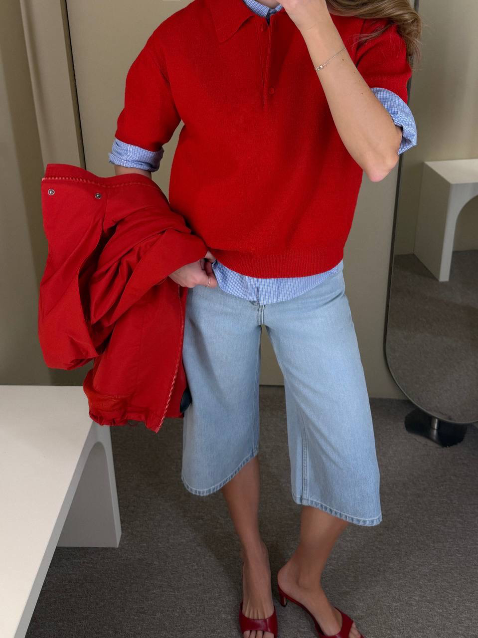 В новом сезоне носим красный 

В коллекции «Игра настроений» он стал одним из ключевых оттенков. Цвет раскрывается в поло, футболках с принтом, джоггерах, ветровках и других моделях. 

Собирайте выразительные монохромные образы или работайте на контрасте —  подача всегда за вами. 

Ждем в наших магазинах, чтобы познакомиться с коллекцией.