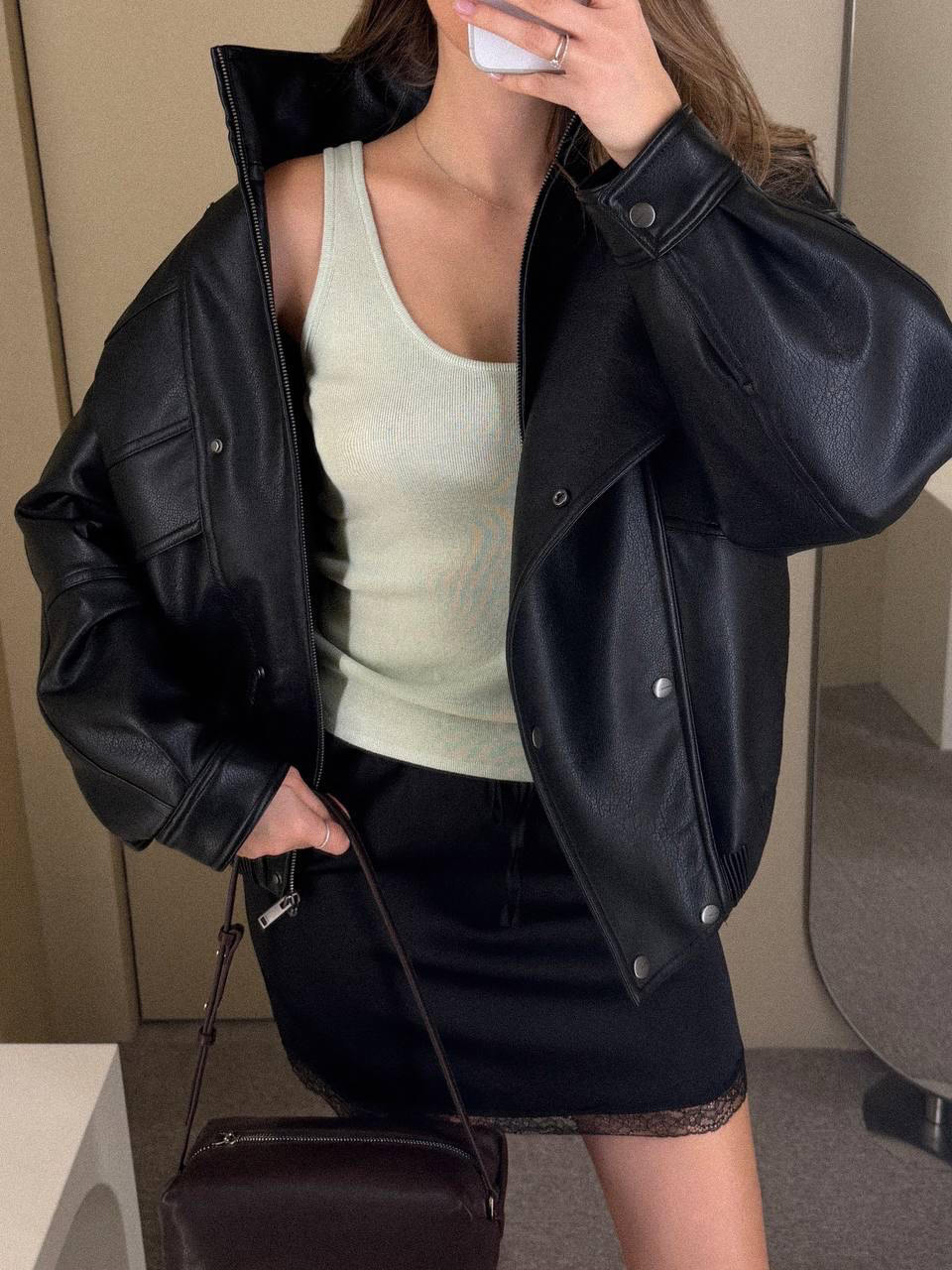 Нежный цвет сезона 

Если бежевый и серый кажутся слишком предсказуемыми, этой весной сделайте ставку на ментоловый.

В весеннем гардеробе 2MOOD этот оттенок берет на себя роль «спокойной базы». Он освежает тон кожи, визуально облегчает многослойные образы и, благодаря приглушенному тону, хорошо сочетается с другими оттенками. 