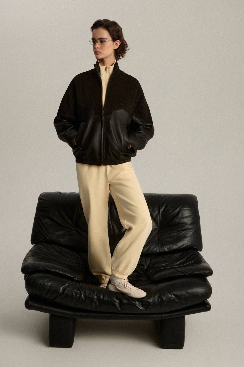 Как сочетать модели из коллекции «Игра настроений» — идеи от стилистов 2MOOD

В такой снегопад мысли только о весне. Визуализируем теплые дни и собираем образы на новый сезон.

В качестве верха выбираем сразу два слоя — поло с длинным рукавом и объемную футболку с винтажным принтом. Такой прием создает легкую небрежность. Бермуды из денима в сочетании с мюлями на среднем каблуке визуально вытягивают силуэт и балансируют пропорции.
