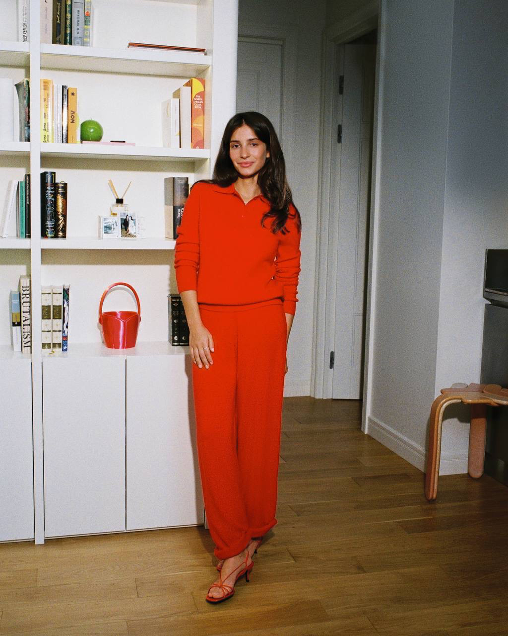 Куда пойти на зимних каникулах — любимые места Влады Назиной 

Влада уже составила свой  маршрут для прогулок на праздниках. И выбрала образ, в котором отправится изучать зимнюю Москву: красный трикотажный комплект из поло и брюк. Делимся подборкой ее локаций. 

Где в Москве можно ощутить атмосферу «волшебства» зимой?
В Мещерском парке. Зимой он особенно красивый — много снега, ухоженное пространство, ощущение тишины и уюта. Там есть небольшая чайная, где можно согреться и просто побыть в этом зимнем настроении. Для меня это место настоящего спокойствия и волшебства.
Где согреваться горячими напитками и вкусной выпечкой в Москве?
В Masa Madre. Это одно из моих любимых мест: там приятно остановиться, взять горячее какао или кофе и что-нибудь из выпечки. Идеальный вариант, когда хочется тепла и небольшой паузы в городе.

Еще больше мест для зимних прогулок от Влады Назиной на нашей карте.