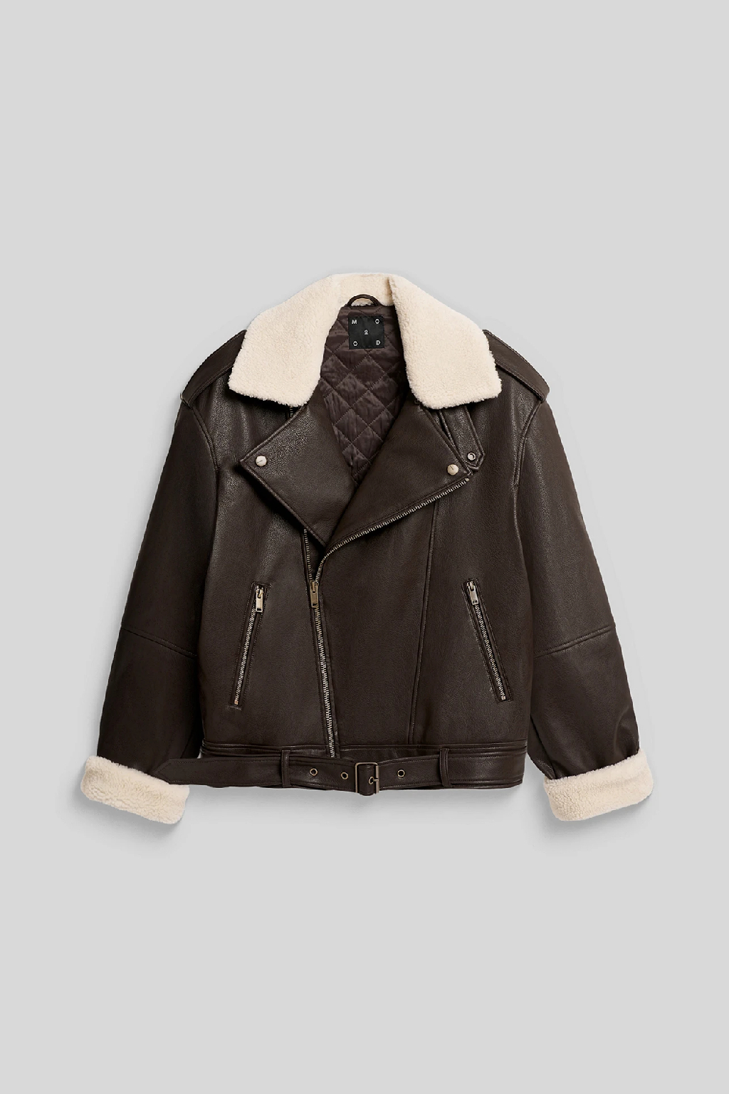 На выставку, в театр или в кино — делимся идеями образов, которые подойдут для любого повода и настроения.

Вариант № 1. Рубашку в полоску и прямые брюки со стрелками сочетаем с туфлями на высоком каблуке. В качестве верхнего слоя выбираем куртку из экокожи. Дополняем образ перчатками из натуральной кожи в шоколадном оттенке.