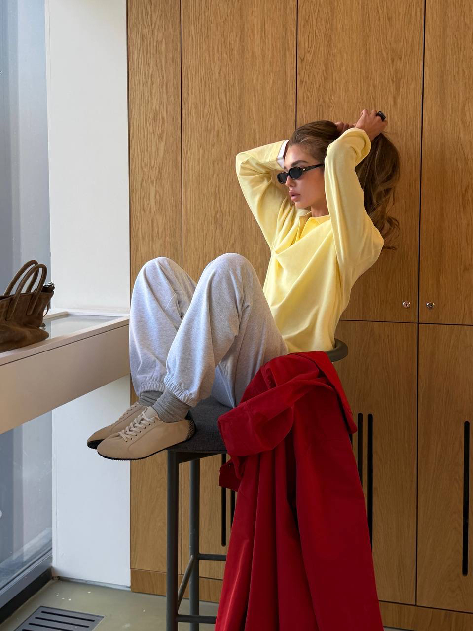 Больше цвета этой весной — формула настроения друга бренда Елены Шевченко

Серые джоггеры, пастельно-желтое поло и ярко-красная ветровка — контраст мягкой базы и насыщенного акцента.