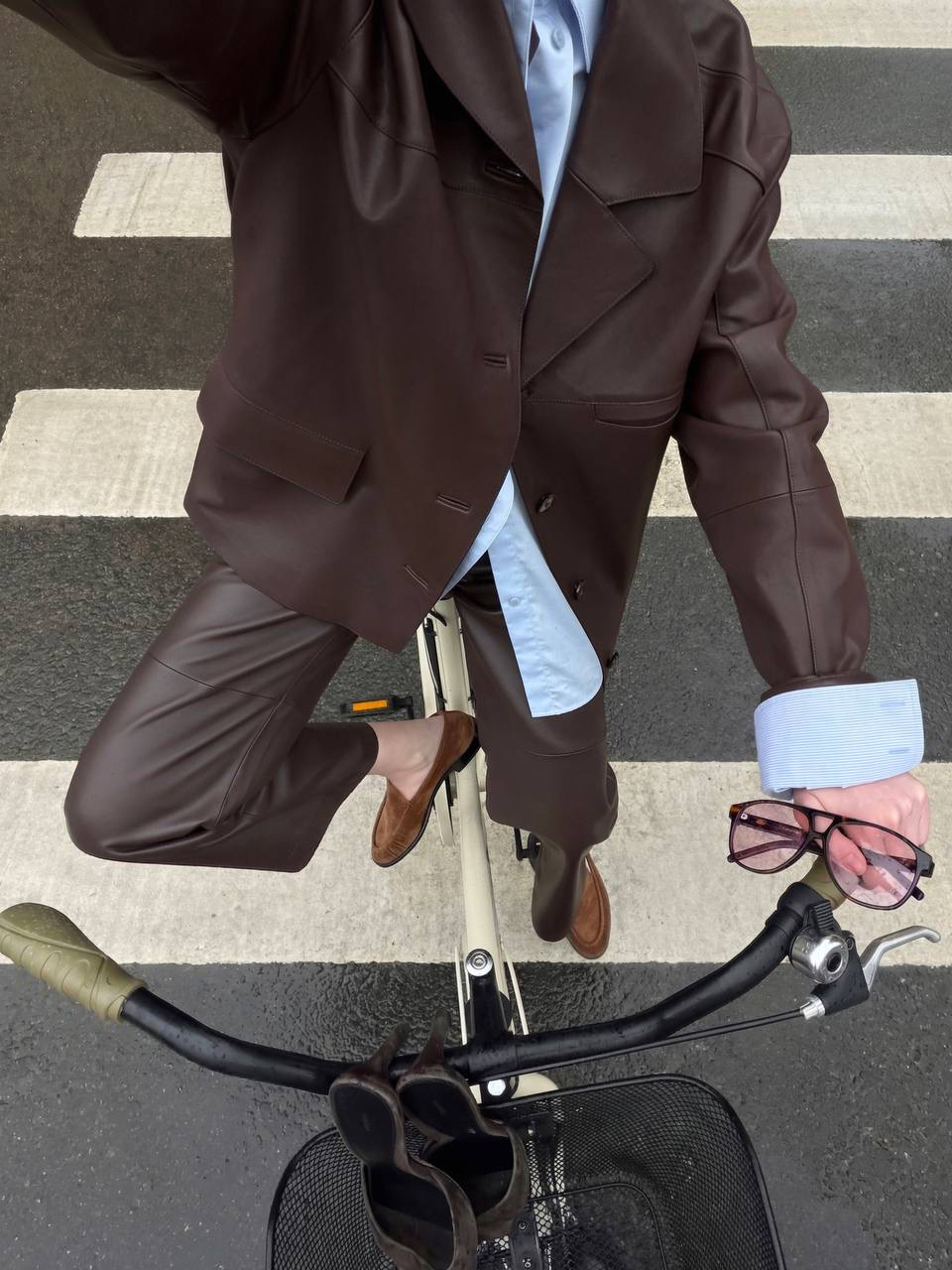 Отказываемся принимать реальность и менять планы 

Чтобы погода не мешала наслаждаться активным ритмом, собрали образы 2MOOD, которые обеспечивают комфорт и поддерживают весеннее настроение.  

Кожаная куртка и брюки в оттенке шоколада, классическая голубая рубашка, лоферы из замши карамельного цвета и очки-авиаторы 

Больше идей на весну — на сайте, в приложении и магазинах 2MOOD