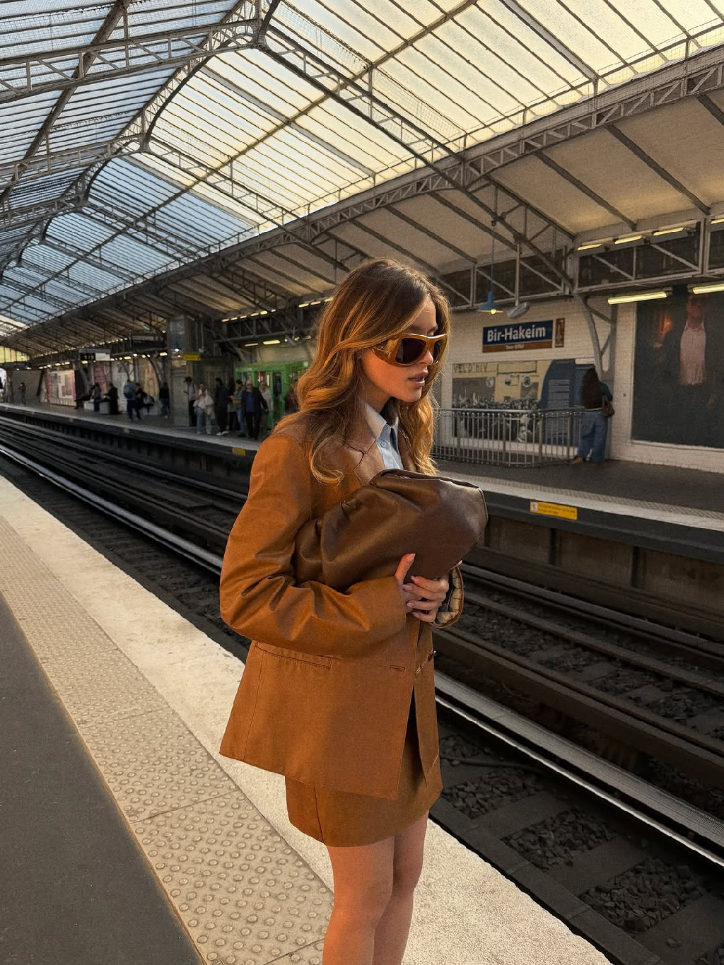 Премиальная коллекция «Вне времени» подстраивается под ваш ритм жизни. Модели легко сочетаются между собой, меняя характер образа одним движением: от рабочих планов до элегантного вечера.

Делимся парижскими образами друга бренда Саши Свиридовской из коллекции «Вне времени»: вдохновляйтесь и находите свое настроение