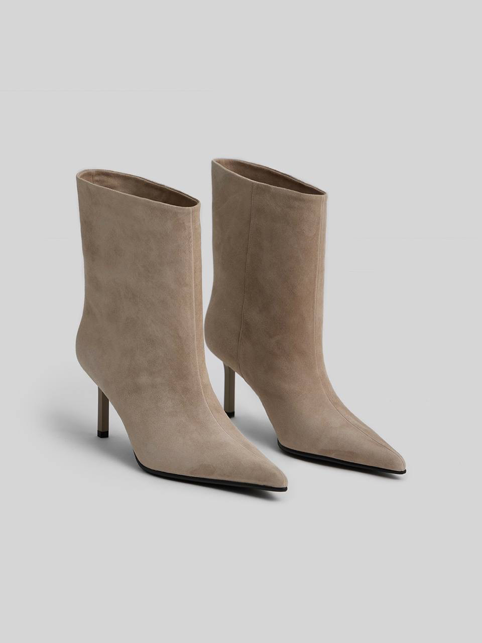 Новинки обуви  — приближаем весну с 2MOOD 

Собрали модели, которые легко адаптировать к переменчивой погоде и самым разным планам. 

• Замшевые ботильоны с острым мысом: вытянутый нос визуально удлиняет ногу, а устойчивая колодка и средний каблук делают модель комфортной для активных планов.

• Лоферы из кожи теленка: благородная текстура и лаконичный силуэт. Гибкая конструкция без жесткой стельки адаптируется под стопу, обеспечивая легкость в течение дня. 

• Кожаные ботильоны-челси: удобная посадка, защита от влаги и устойчивый каблук для долгих прогулок в переходный сезон.

• Сабо на мягкой подошве: лаконичная форма, замшевая стелька и легкая резиновая подошва. Универсальный вариант повседневной обуви без лишних деталей. 

• Мюли на скульптурной танкетке: один из главных трендов сезона. Актуальная геометрия и устойчивость для повседневных и вечерних образов.

Больше моделей обуви на сайте, в приложении и магазинах 2MOOD