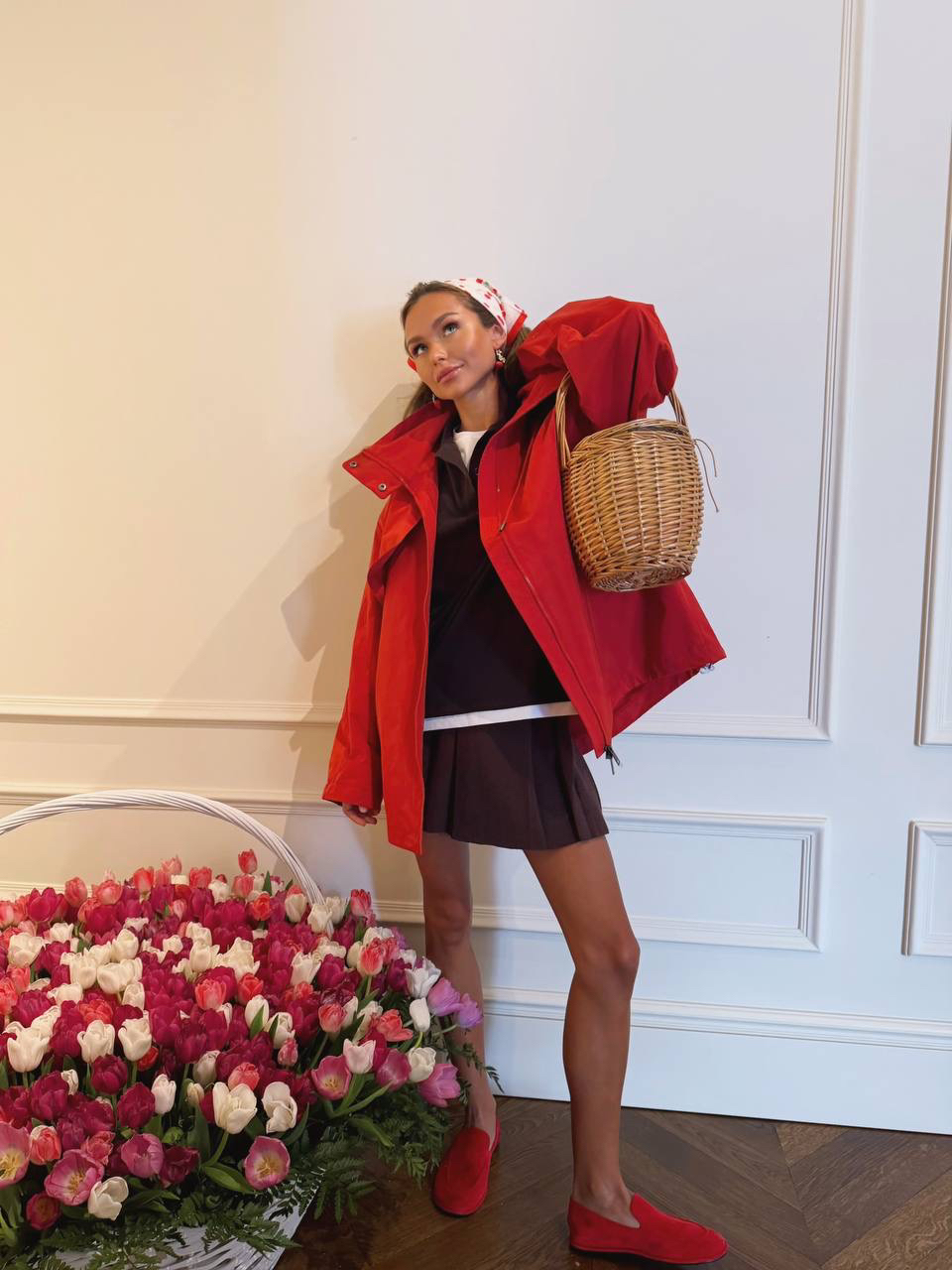 Как одеваться весной — вдохновляющие идеи друга бренда Стеши Маликовой 

Весной ставим на неожиданные сочетания и яркие акценты. Стеша демонстрирует, как адаптировать подиумные тренды для жизни:

Монохромный образ из двухслойного поло и плиссированной мини-юбки разбавляем акцентными лоферами в насыщенном красном цвете.

Найдите свой образ на весну на сайте, в приложении и в магазинах 2MOOD