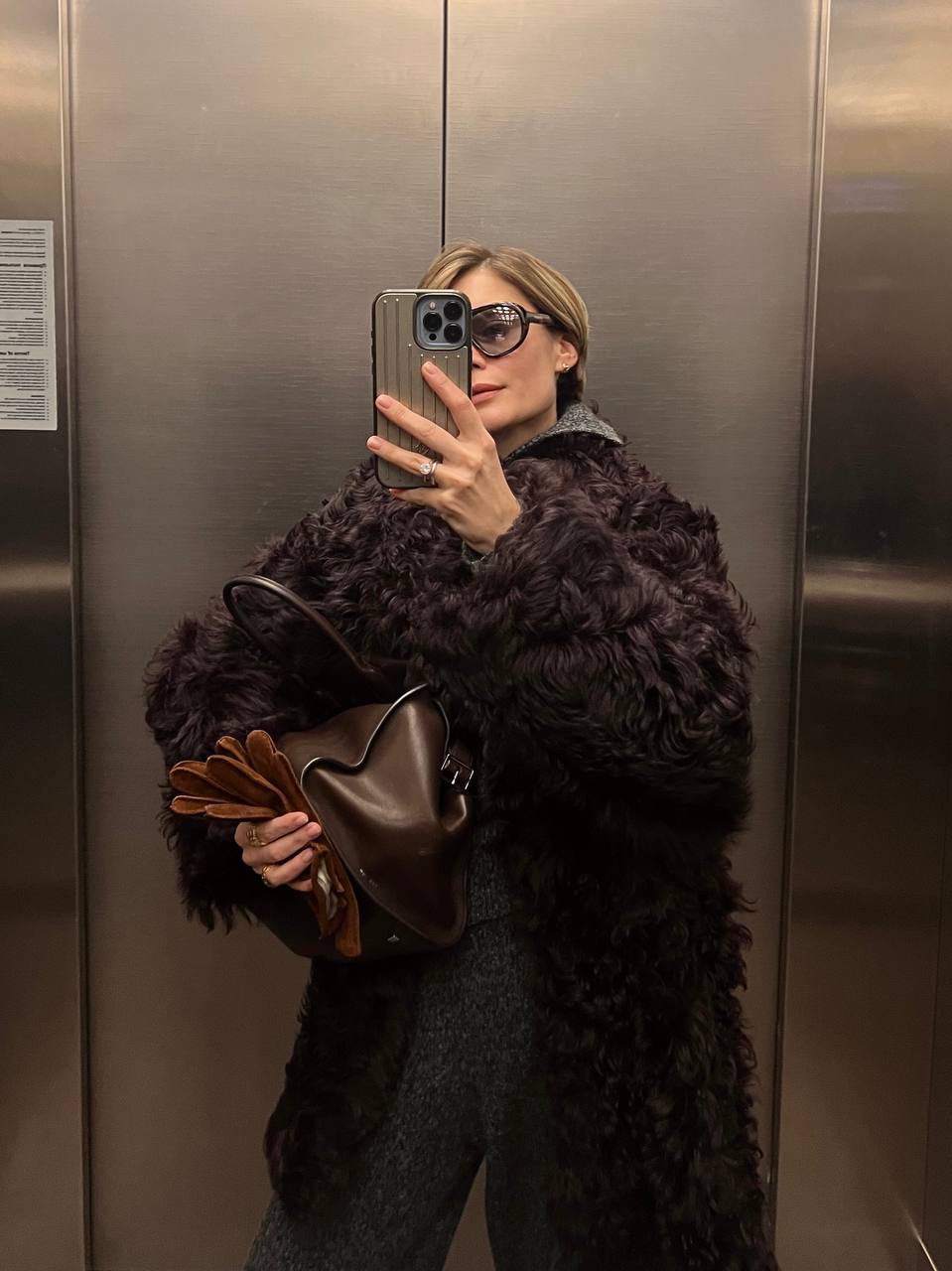 Тактильные фактуры: Кристина Хоронжук в моделях 2MOOD 

Главную роль в образе играет дубленка в оттенке горького шоколада. Свободный силуэт с рукавом «летучая мышь» и шалевым воротником — реверанс в сторону расслабленной элегантности 80-х, переосмысленной для современной девушки. 

Главная особенность модели — двусторонняя конструкция: сегодня вы выбираете минималистичную фактуру кожи, а завтра — экспрессивный объем меха.

Завершают образ кожаные лоферы. Мягкие и пластичные, они адаптируются к стопе, обеспечивая ногам легкость даже при высокой активности. 

Больше моделей для ваших образов на сайте, в приложении и магазинах 2MOOD