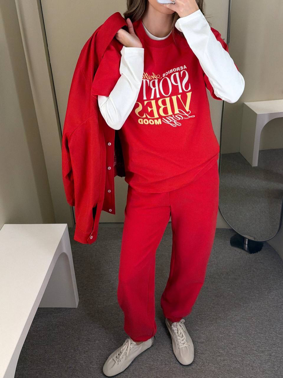 В новом сезоне носим красный 

В коллекции «Игра настроений» он стал одним из ключевых оттенков. Цвет раскрывается в поло, футболках с принтом, джоггерах, ветровках и других моделях. 

Собирайте выразительные монохромные образы или работайте на контрасте —  подача всегда за вами. 

Ждем в наших магазинах, чтобы познакомиться с коллекцией.