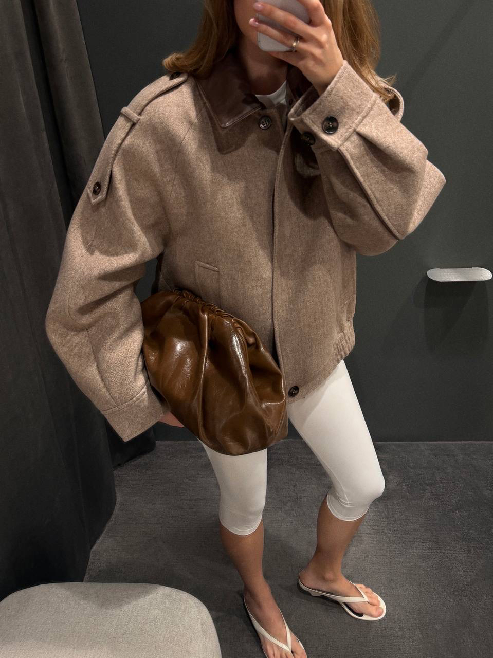 Верхняя одежда на весну — будьте готовы к переменчивой погоде с 2MOOD

Не спешим убирать теплые пальто и бомберы — собрали модели на прохладные весенние дни, чтобы ничего не помешало вам наслаждаться планами.

• Бомбер из австралийской шерсти с погонами и кожаным воротником: разбавит женственные образы с кружевом или дополнит сочетания с трендовыми велосипедками. Представлен в двух оттенках — графитовом и бежевом.