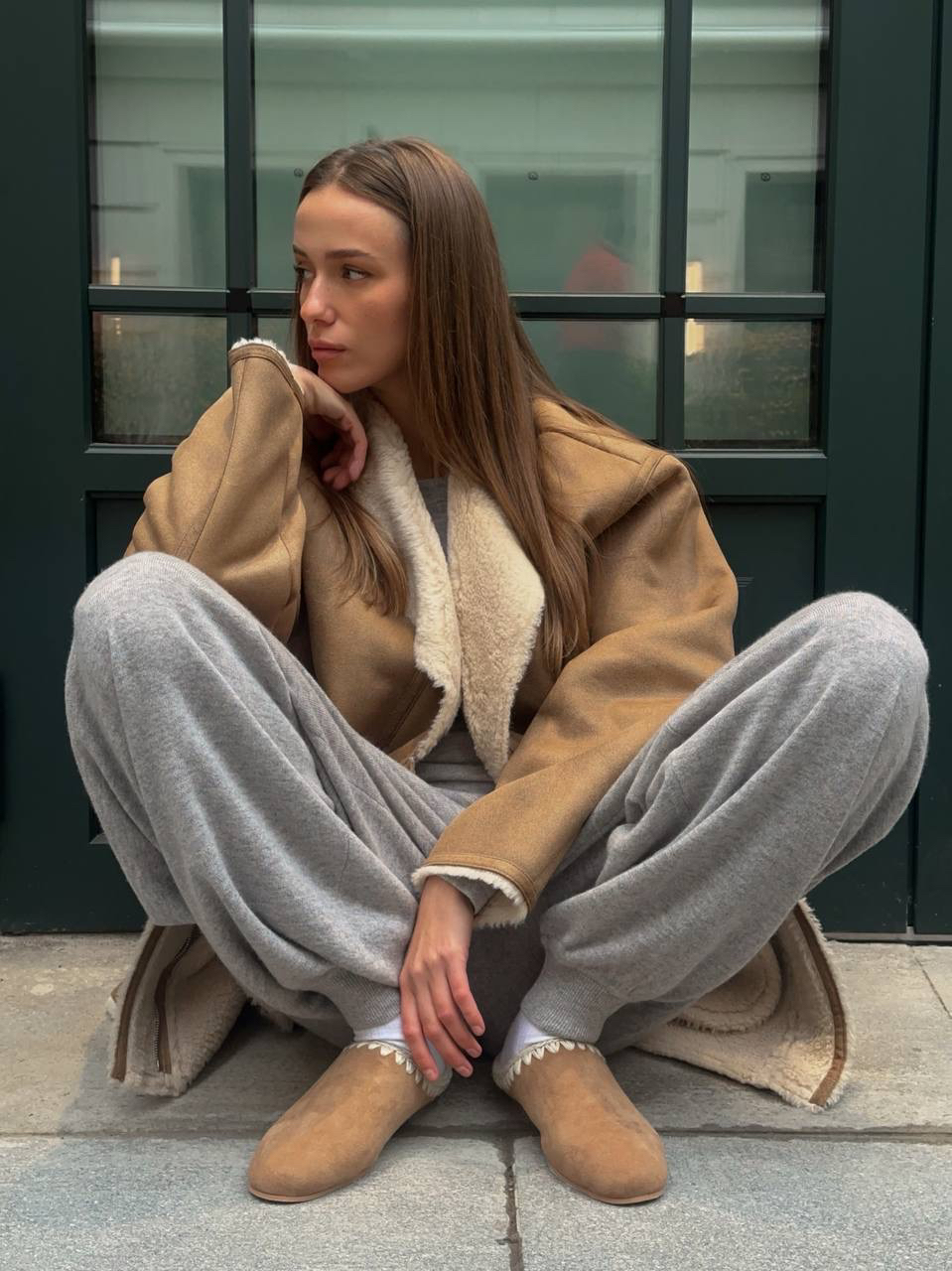 Расслабленный образ, в основе которого сет из вязаного трикотажа. Серо-бежевый с дубленкой и меховыми тапочками