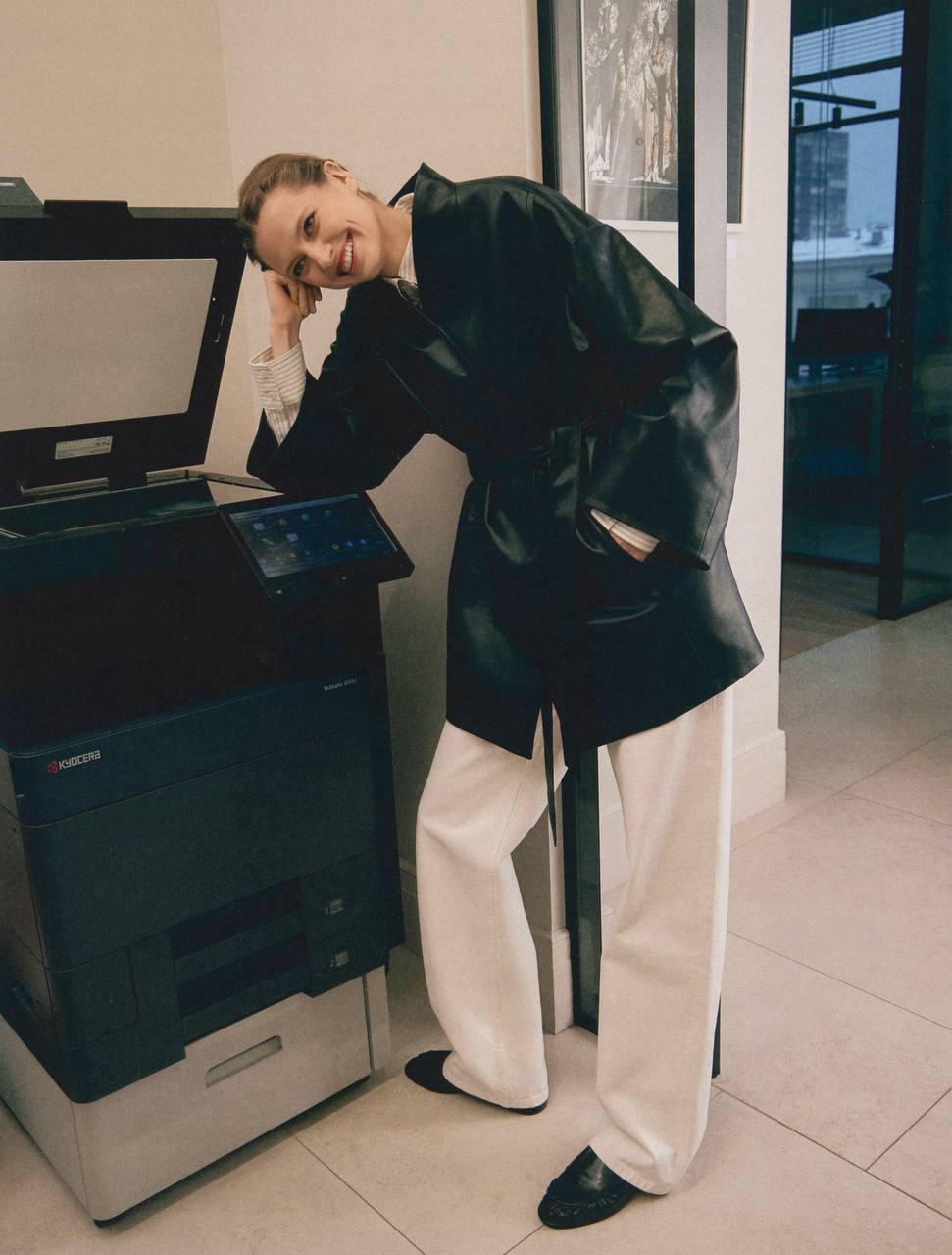 Новый взгляд на классику: тренч-кимоно как база весеннего гардероба

Модель выполнена из мягкой гладкой эко-кожи. Рукав кимоно обеспечивает свободу движений. 

Лаконичный дизайн позволяет интегрировать тренч в любые сценарии: от интеллектуального кэжуала до выверенных деловых образов.

Эта и другие модели на весну на сайте, в приложении и магазинах 2MOOD