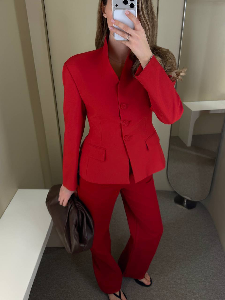 Красный — цвет сезона. Делимся идеями сочетаний от стилиста 2MOOD

• джинсы + приталенный пиджак в тон — сочетание разных стилей визуально разбавит красный монохром;