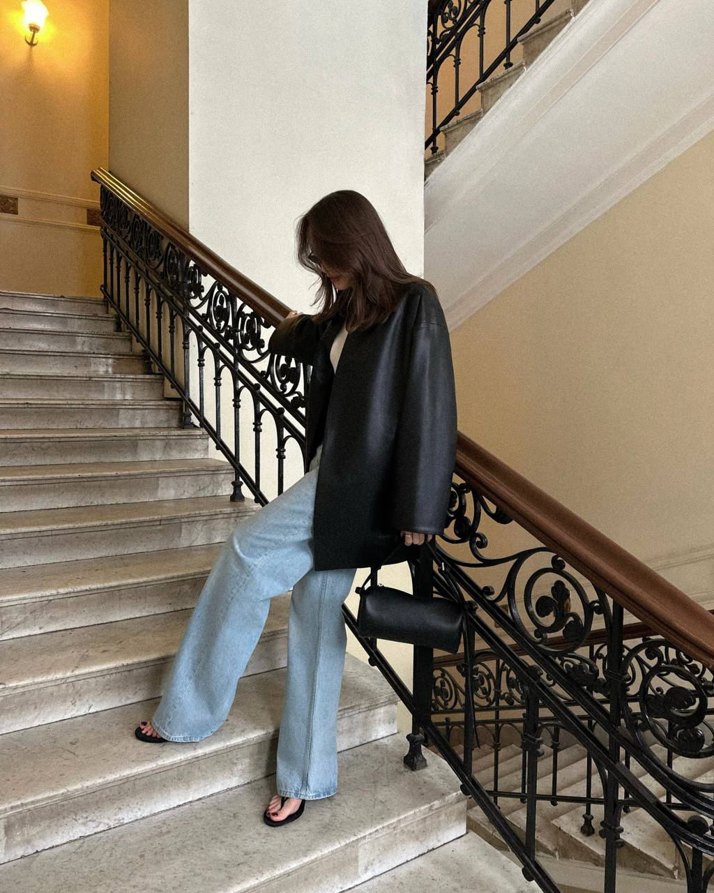 Неделя до весны — вдохновляемся образами друзей бренда к началу сезона 

Деним и кожа. Сочетание отсылает к минимализму 90-х. Прямые джинсы, кожаный тренч на запах и лаконичная обувь. Образ, который не требует сложных акцентов. 