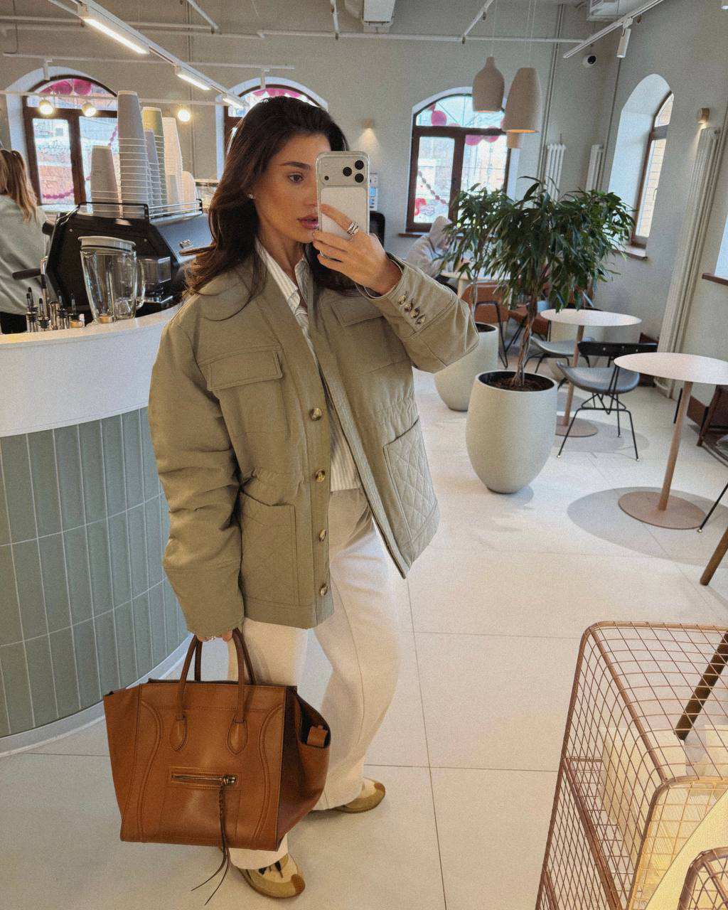 Неделя до весны — вдохновляемся образами друзей бренда к началу сезона 

В светлых тонах. В качестве базы — широкие джинсы молочного оттенка и белая рубашка в полоску. Куртка с кулиской цвета хаки визуально разбавляет образ, выступая в нем деликатным акцентом. 