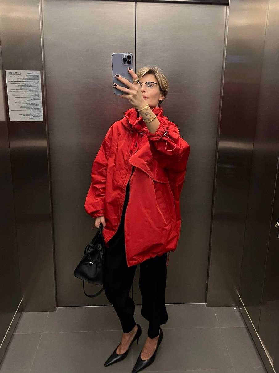 Наш бестселлер — объемная ветровка — в новых цветах 

Мы услышали вас и перевыпустити ее в двух новых оттенках — травяном зеленом и оттенком горький шоколад. 

Вдохновляйтесь выбором Кристины Хоронжук и выбирайте свой цвет. 