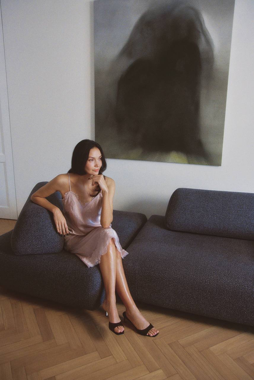 Как развить насмотренность: 3 способа от основательницы арт-галереи Maison25 Евгении Сероусовой

Книги: читайте не про искусство, а про мышление. Хорошая литература помогает думать шире и не искать простых ответов. 

• «Илиада», Гомер; 
• «Слова и вещи», Мишель Фуко; 
• «Дневник обольстителя», Серен Кьеркегор; 
• «Портрет художника в юности», Джеймс Джойс;
• «Черный принц», Айрис Мердок. 

Фотография и живопись: вкус развивается там, где вам сначала «не нравится». Изучайте не тех художников, которые кажутся симпатичными, а тех, кто «мешает» и заставляет мозг работать иначе.

• Марлен Дюма;
• Френсис Бекон; 
• Люсьен Фрейд;
• Он Кавара;
• Тино Сегал;
• Юрген Теллер;
• Вольфганг Тильманс. 

Кинематограф: фильмы, которые учат видеть, а не просто смотреть. Вкус появляется, когда вы перестаете требовать объяснений.

• «Любовное настроение», Вонг Кар-Вай; 
• «Токийская повесть», Ясудзиро Одзу;
• «Голубая бездна», Люк Бессон;
• «Малхолланд Драйв», Дэвид Линч;
• «Персона», Ингмар Бергман.

Бонус для вдохновения: подкасты с Евгением Жариновым — лучший проводник, чтобы начать свой путь в глубокое чтение и осознанный просмотр кино.

На Евгении образы из премиальной коллекции «Вне времени». Смотрите все модели на сайте, в приложении и некоторых магазинах 2MOOD