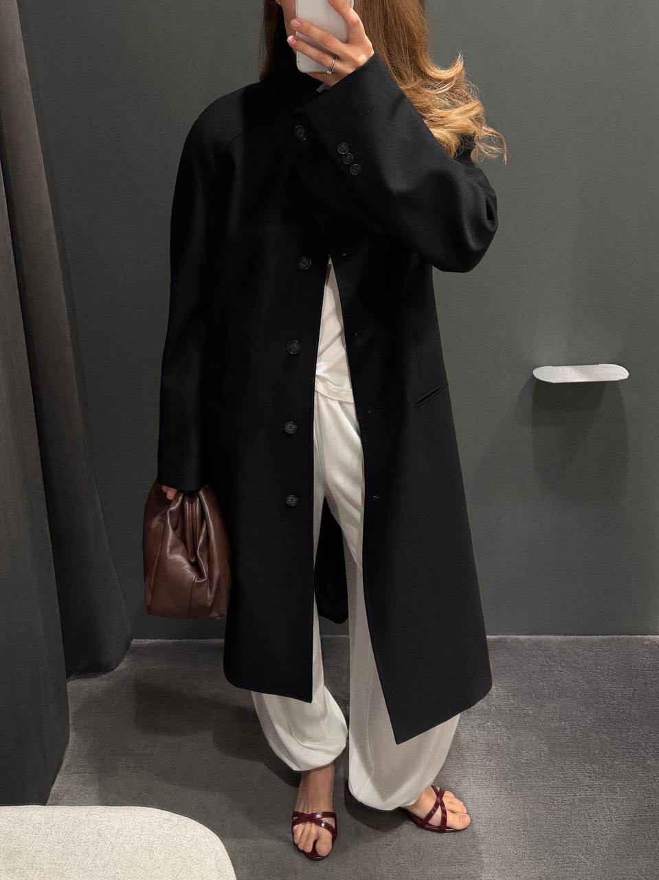 Верхняя одежда на весну — будьте готовы к переменчивой погоде с 2MOOD

Не спешим убирать теплые пальто и бомберы — собрали модели на прохладные весенние дни, чтобы ничего не помешало вам наслаждаться планами.

• Пальто из гладкой премиальной шерсти: плотная ткань хорошо держит форму и выглядит благородно за счет деликатного блеска. Универсальная модель походит для создания образов на любое настроение. Представлена в двух оттенках — черном и шоколадом.