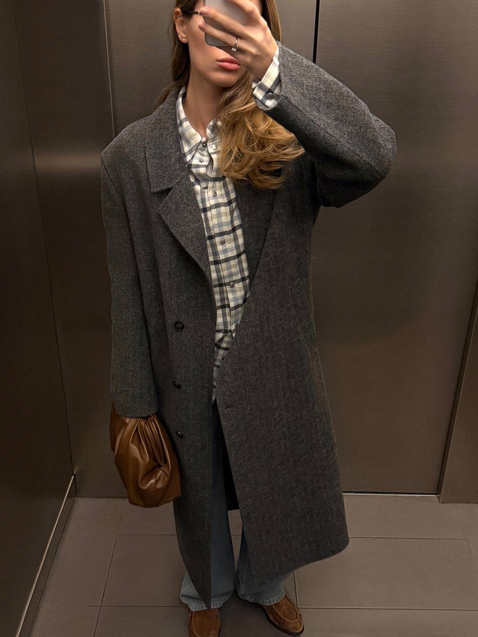 Образ на весну от стилиста 2MOOD —    шерстяное пальто с узором «елочка», широкие джинсы винтажного голубого цвета, объемная рубашка в клетку, замшевые лоферы со сборкой и сумка-поуч из натуральной кожи.