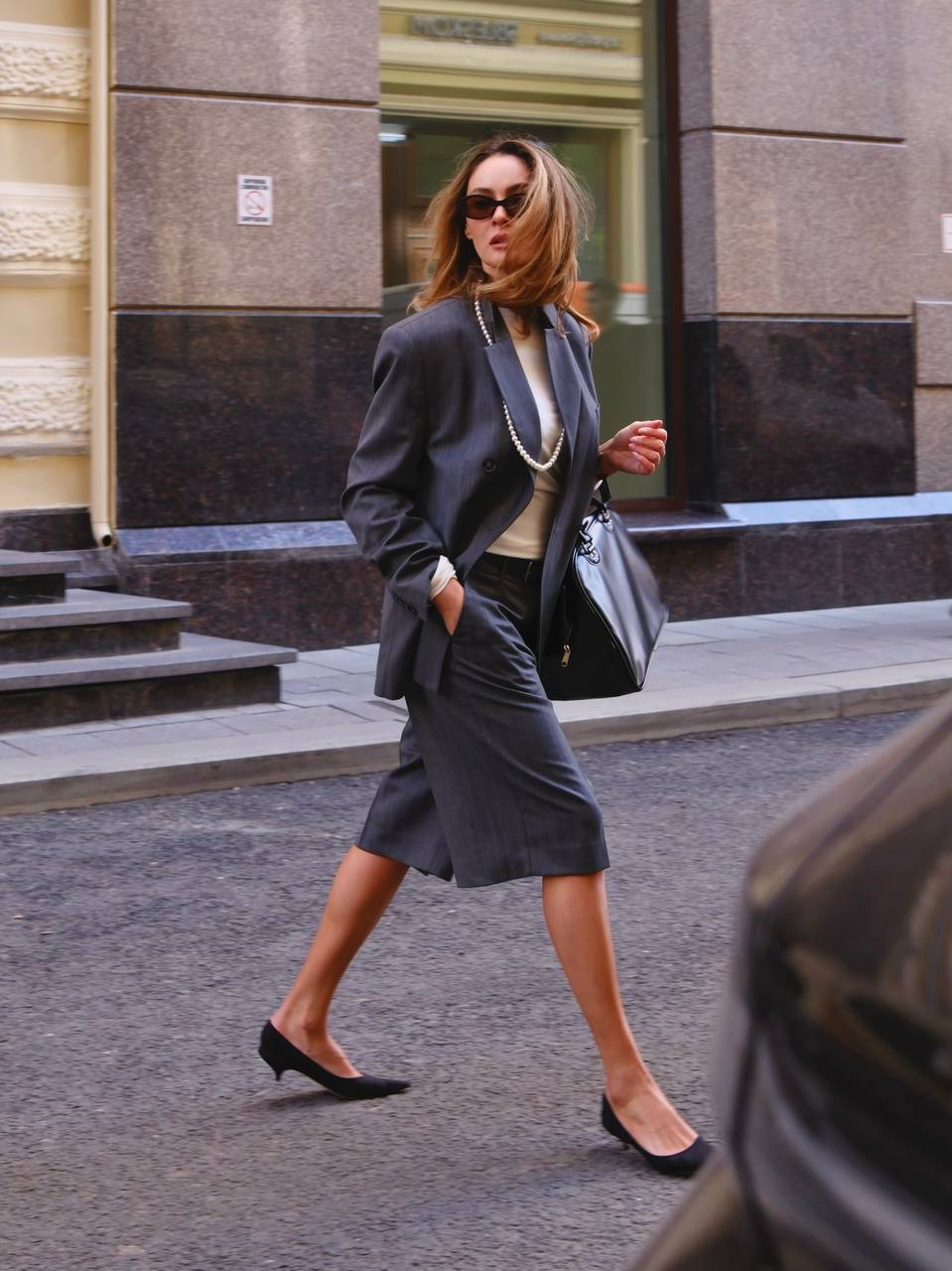 Выбор Асмат Чкотуа из премиальной коллекции «Вне времени» — серый костюм из шерсти с узором «елочка» 

Вместо классических брюк — бермуды до колена, чтобы подчеркнуть щиколотки и добавить образу весенней легкости. В качестве верха — двубортный жакет с контрастной подкладкой на манжетах, которые по желанию можно подвернуть для создания дополнительного акцента. 

Эти и другие модели для города и офиса — на сайте, в приложении и магазинах 2MOOD