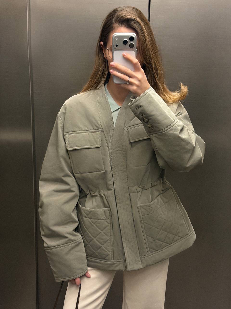 Образ на весну от стилиста 2MOOD — утепленная куртка с кулиской, широкие джинсы кремового цвета, джемпер-поло, туфли с острым мысом, сумка-поуч из натуральной кожи. 