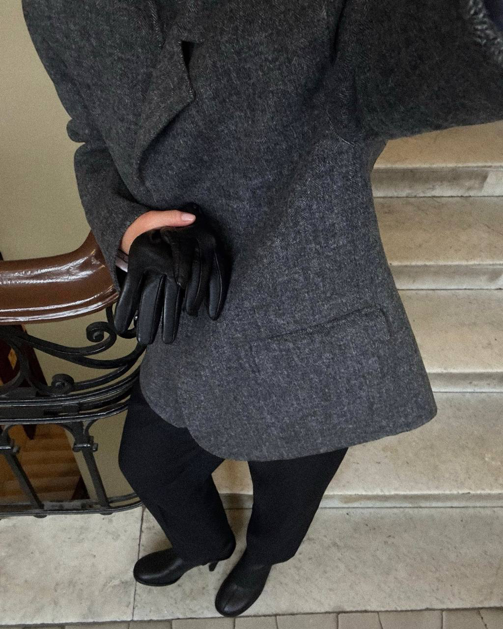 Неделя до весны — вдохновляемся образами друзей бренда к началу сезона 

Контраст фактур. Брюки-бананы из классической ткани, полупальто из шерсти с узором «елочка» и кожаные аксессуары. Такое сочетание материалов делает образ интересным, даже несмотря на сдержанную цветовую гамму. 