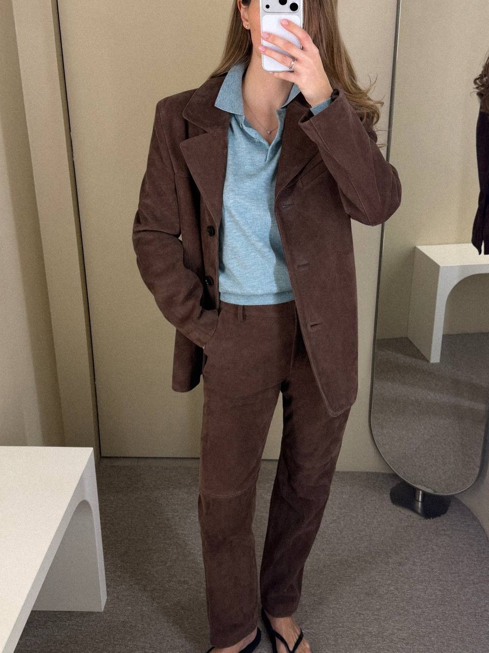 Нежный цвет сезона 

Если бежевый и серый кажутся слишком предсказуемыми, этой весной сделайте ставку на ментоловый.

В весеннем гардеробе 2MOOD этот оттенок берет на себя роль «спокойной базы». Он освежает тон кожи, визуально облегчает многослойные образы и, благодаря приглушенному тону, хорошо сочетается с другими оттенками. 