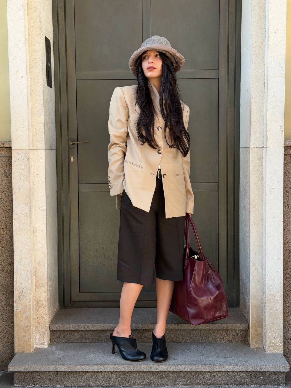 Вдохновения дня: образ друга бренда Марии Червоткиной

Вместо строгих брюк Мария выбирает бермуды из фактурной шерсти: открытые щиколотки облегчают силуэт, визуально снижая градус формальности. Лаконичная майка служит «белым фоном», позволяея ярче звучать акцентам. 

В центре образа жакет с воротником-стойкой песочного оттенка. Его закрытая форма отсылает к эстетике минимализма, где графичные линии заменяют любые украшения.