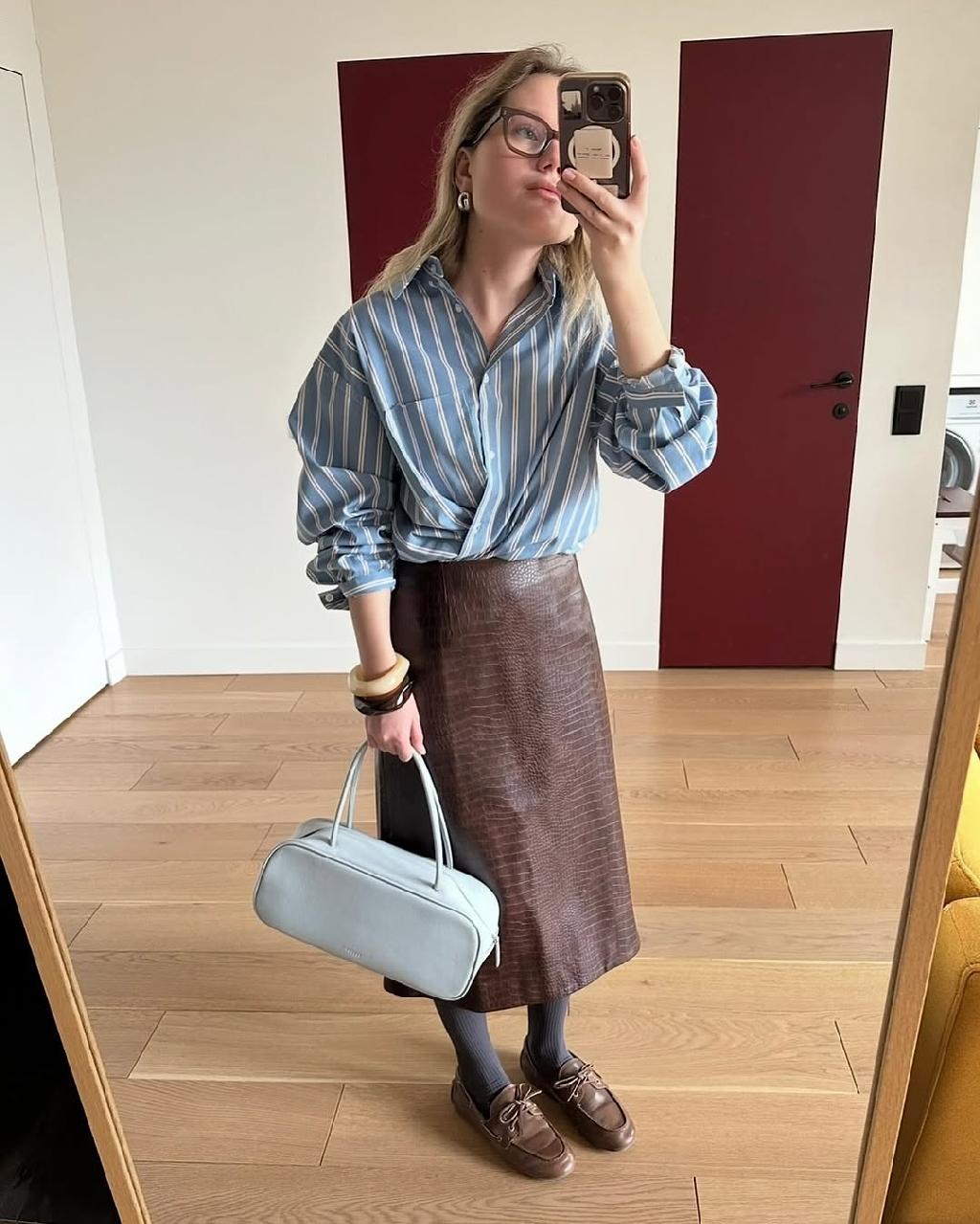 Нравится как @mariemetss собрала образ с otten. Мой главный вывод – не просто носим, а стилизуем – рукава подвернули, рубашечку тоже не просто в юбку спрятали, добавили аксессуары и вуаля, получилось как с Pinterest