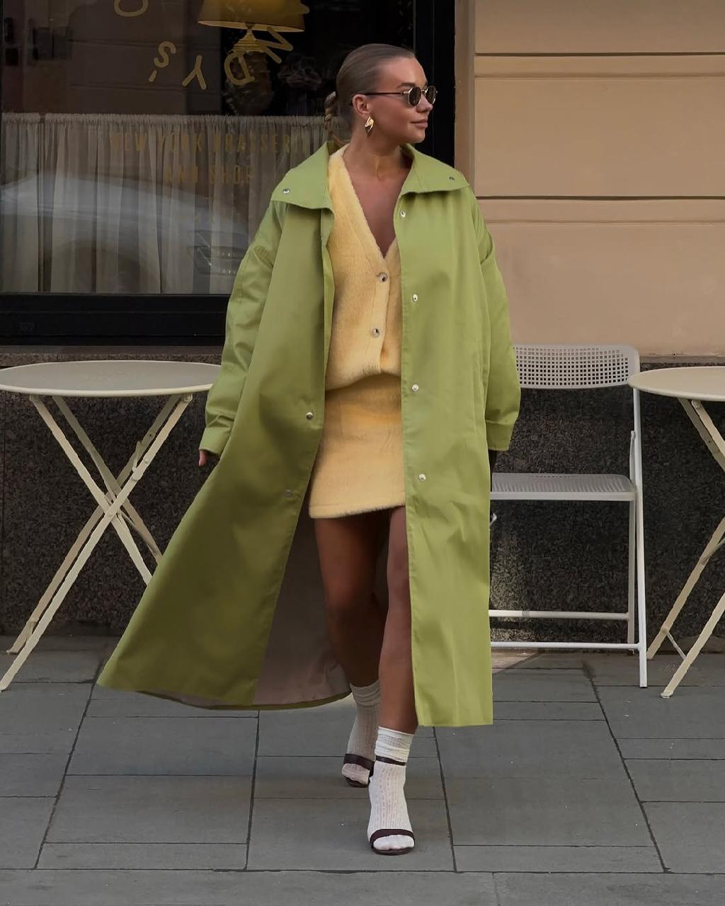 Вся моя лента пестрит тренчем Take Two цвета зеленое яблоко

Какой-то универсальный тренч получился — смотрится одинаково супер в абсолютно разных стилях