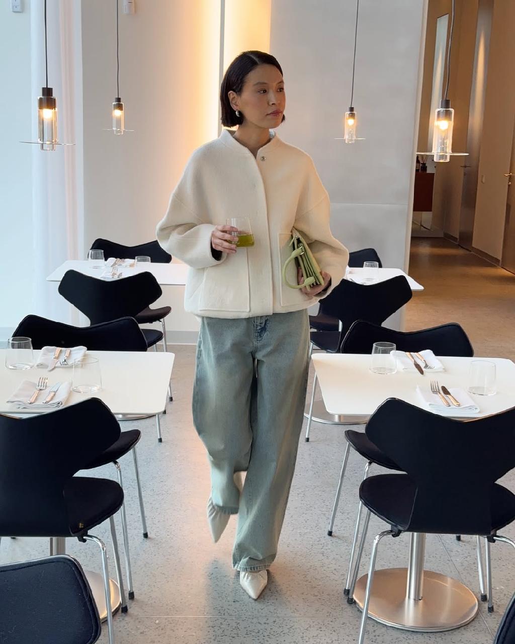 Очень лёгкий весенний образ получился у Selfmade с объёмным бомбером с заниженной линией плеч и свободными джинсами приятного винтажножного оттенка 