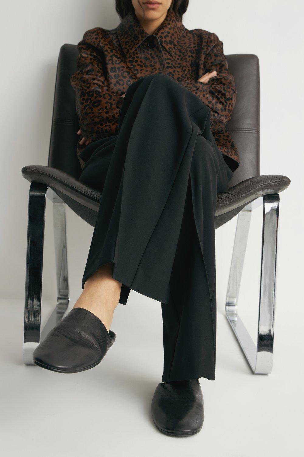 Где покупать мюли и сабо?

Начала тут готовиться к теплой погоде и побежала искать себе что-то комфортное, миниалистичное и женственное. Открытием для меня стали Sheshoe из Томска (если не ошибаюсь), раньше не знала про них, а теперь знаю и с вами делюсь. Подобавляла в корзину, теперь осталось выбрать, а может и нет, ведь много пар обуви не бывает