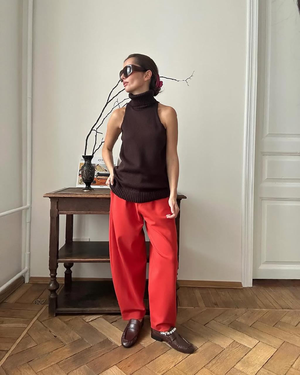 На мой взгляд, идеальное сочетание брюк и топа ere на @lurtaevaa 

Отдельная любовь к морковному цвету 🧡