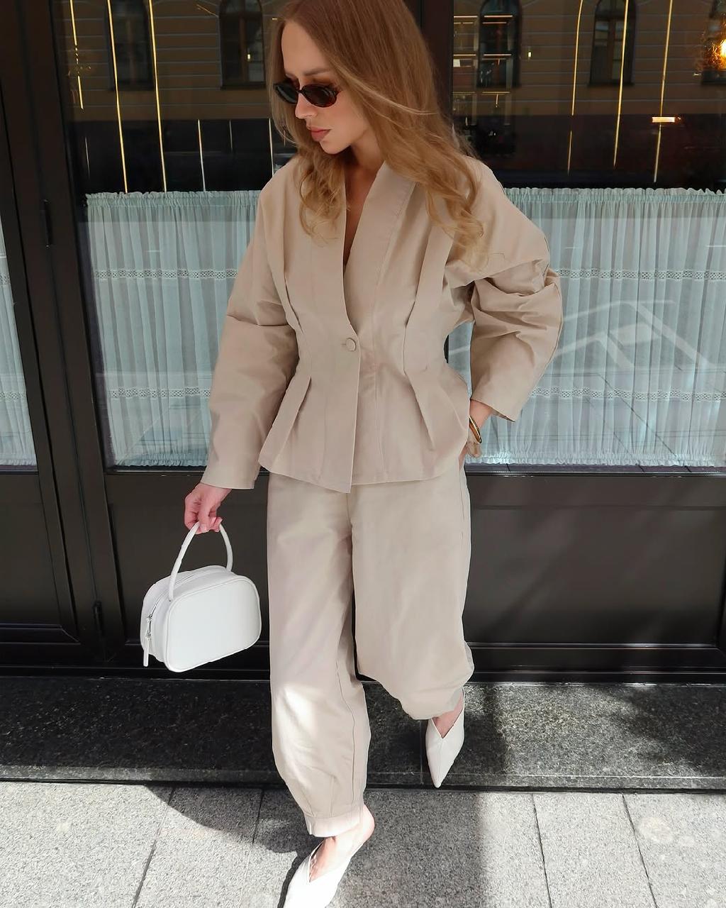 Продолжаю собирать костюмы, которые я так сильно люблю

Добавила в свои сохранёнки костюм бежевого цвета из плотного хлопка бренда ST.CASANIER