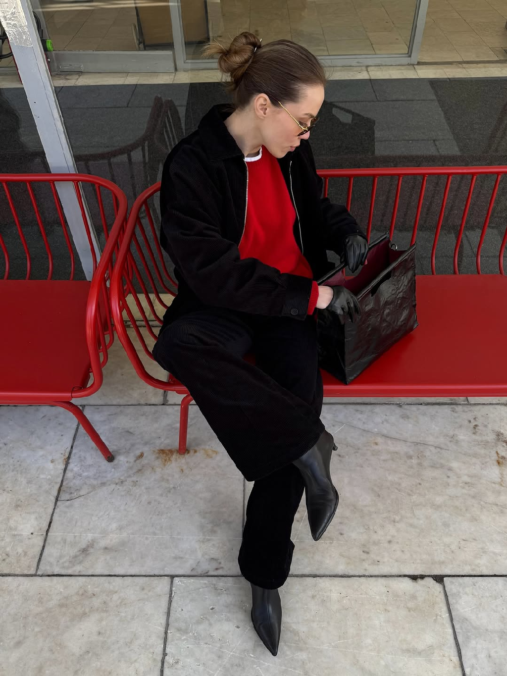 Красный — оттенок глубоких чувств и уверенности. Тот самый акцент, который собирает образ.

В кадре: джемпер из мериноса в красном цвете, брюки и бомбер из вельвета — в чёрном.