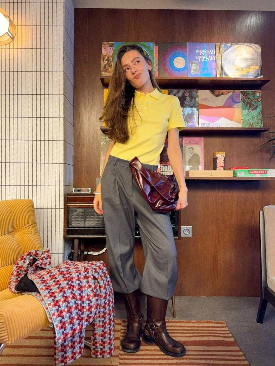 Время впускать весну в образы. Начинаем с небольшой дозы солнца — в виде солнечно-желтого поло Aim clo. 

Подруга бренда Дарья дополняет трикотажное поло классическими брюками цвета облачного неба. А приблизить весну еще больше ей помогает пестрый жакет на молнии с эффектом плетения.