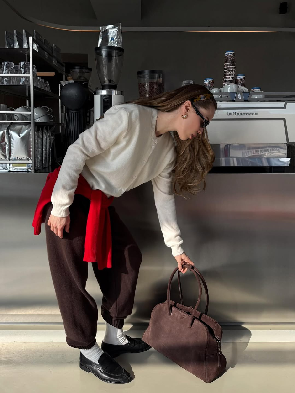 Молочный и красный — кажется, это сочетание становится вашим любимым в этом сезоне. И мы вас очень понимаем.

В кадре: Кардиган из мериноса в молочном цвете, кардиган с высоким воротом в красном цвете, брюки-джоггеры в цвете коричневый меланж.