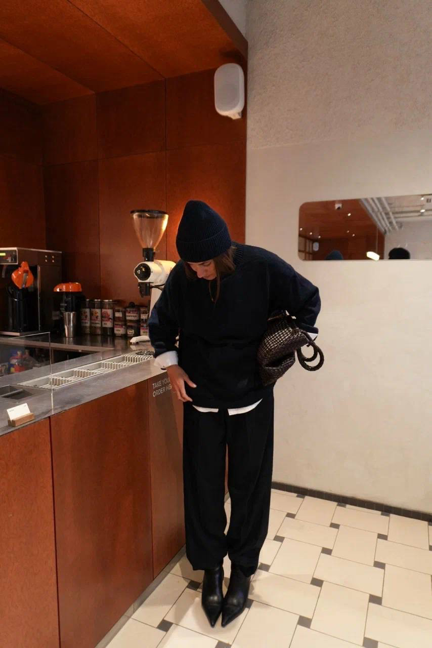 Образ дня: цвета зимнего вечернего неба, освещенного огнями города.

Вам понадобится: трио Aim clo, как у Алины. Удлиненный свободный свитер и брюки с защипами в оттенке Blue Navy. А также шапка в рубчик с мягчайшей аногорой в составе. 

Больше комфортных образов — в разделе «‎Зима'26».