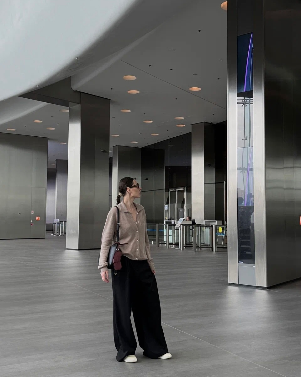 Лаконичный и такой деликатный: образ подруги Aim clo Сабины.

В составе: широкие брюки с защипами и кардиган с мягчайшей ангорой в составе.