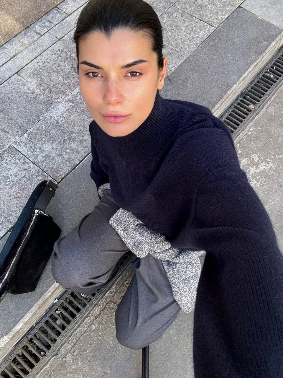 Ночное vs хмурое зимнее небо — оба в образе нашей подруги Анны.

В виде темно-синего свитера из ангоры и серых асимметричных брюк.