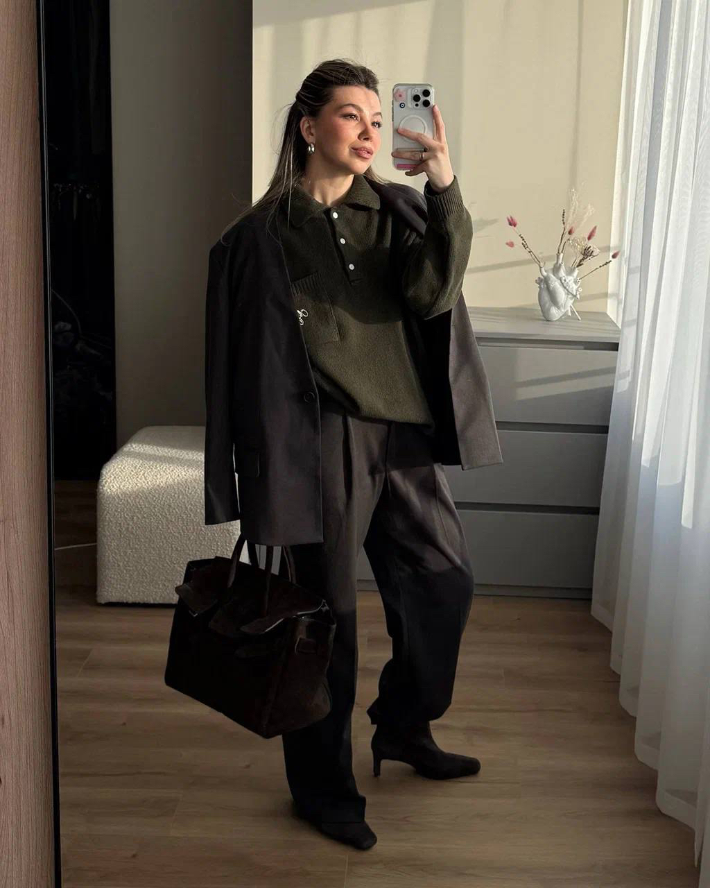 Адаптируем любимый костюм к суровым погодным условиям — вместе с подругой Aim clo Ириной.

Так, вместо или поверх рубашки надеваем под жакет без лацканов и брюки цвета графита удлиненный джемпер-регби с деликатной вышивкой.

Не забудьте про плотные колготки. И пусть вам будет тепло и красиво.