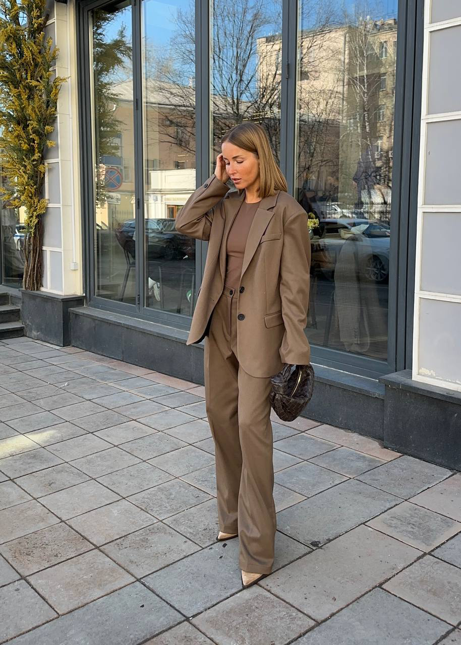 До окончания межсезонной распродажи Aim clo — три дня. Что успеть купить?

Подруга бренда Екатерина голосует за костюмный дуэт цвета кофе: свободный жакет и брюки с защипами. Идеальны для рабочих будней и красивых выходных. И прямо сейчас на них действуют -10%. 

Ждут на aimclo.ru.